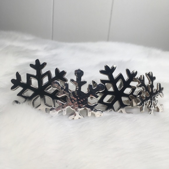 SOLD: Silver Snowflake Napkin Ring 4 Set - Picture 4 of 8